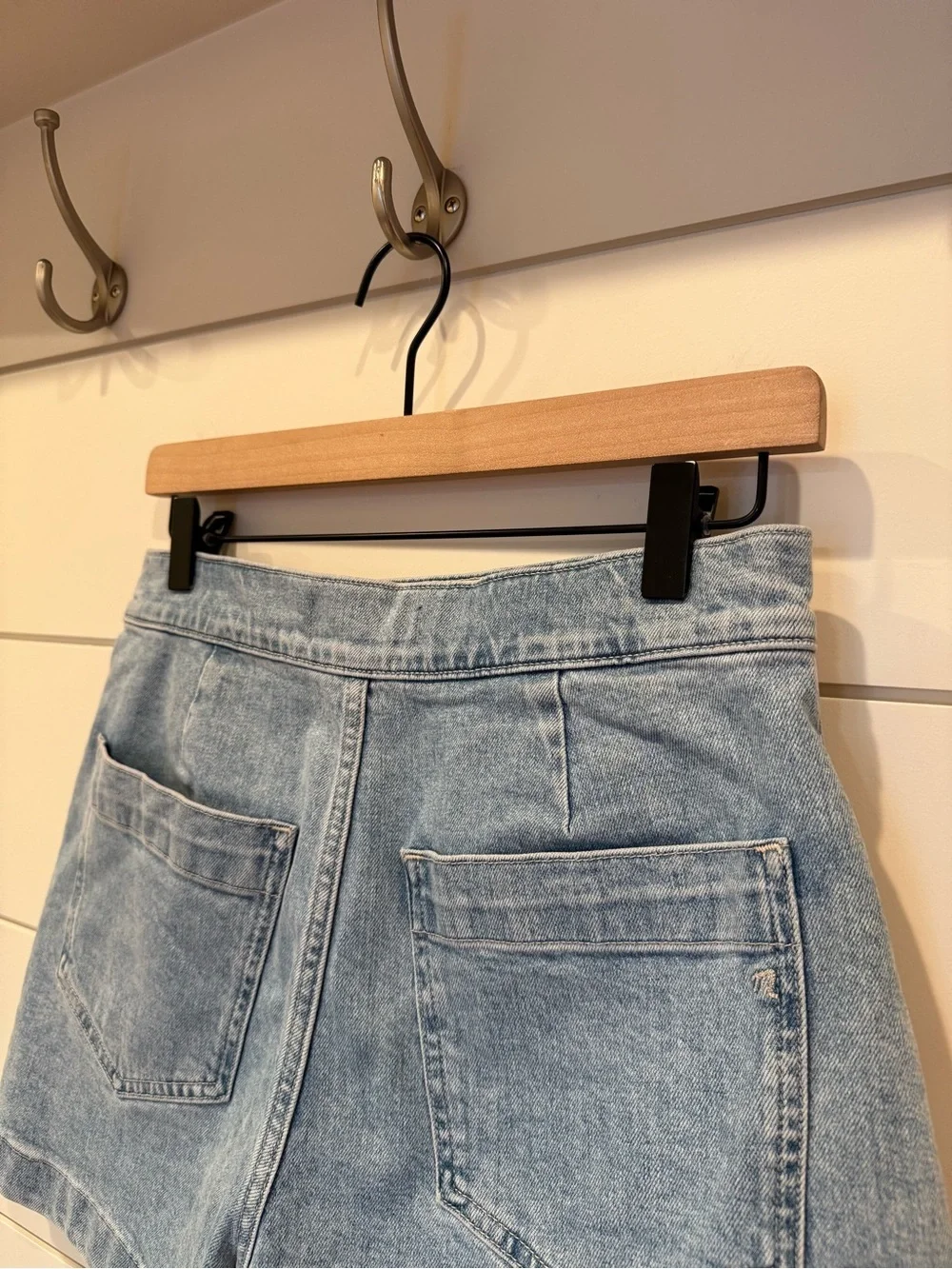 Madewell The Denim Emmett Short: Welt Pocket Edition in Kieran Wash 26